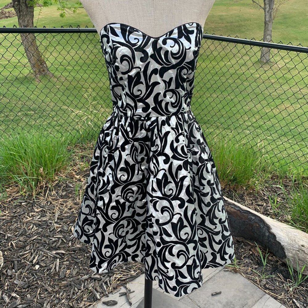 Vintage 90s LA Glo Silver Metallic Black Velvet Strapless Fit and Flare Dress - Picture 5 of 15
